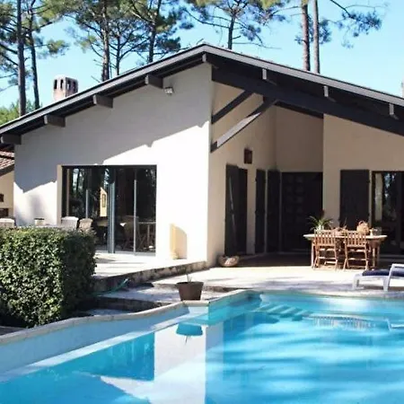 Swimming Pool بيسكاروس